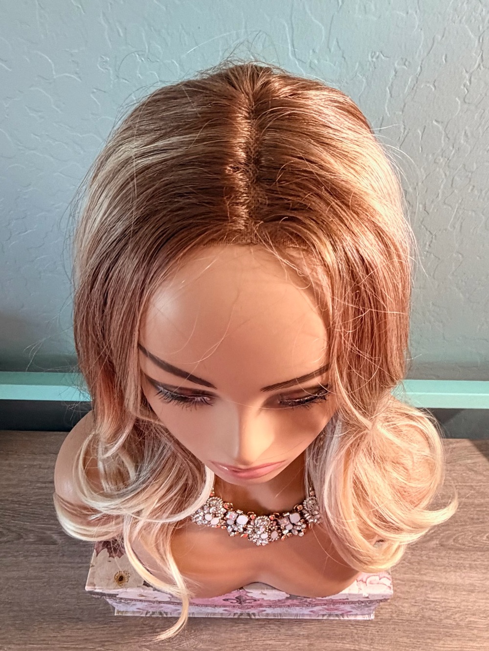 Soft Blonde Ombre Women’s Wig with Natural Wave - Picture 4 of 7